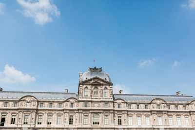 Louvre building in paris 