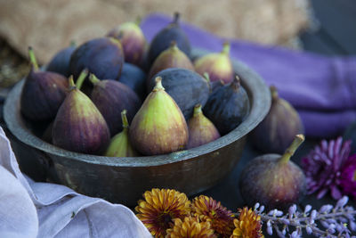 Close-up of figs in bowl on table