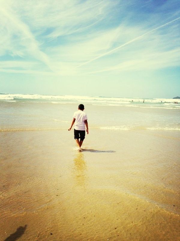 beach, sea, water, sand, shore, horizon over water, sky, full length, leisure activity, lifestyles, childhood, vacations, tranquility, tranquil scene, casual clothing, scenics, boys, beauty in nature