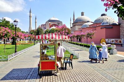 Morning in istanbul's old city - family walking near istanbul's hagia sophia - istanbul, turkey