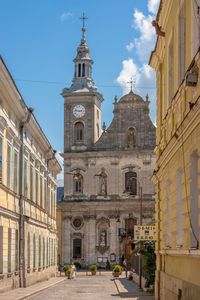 Dormition of the theotokos kosciol in zolochiv, lviv region of ukraine, on a sunny summer day