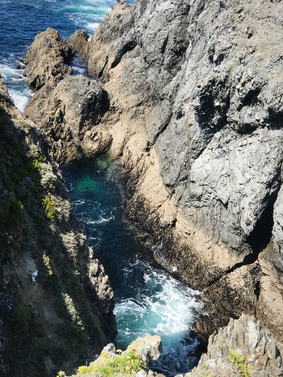 HIGH ANGLE VIEW OF ROCKS ON SHORE