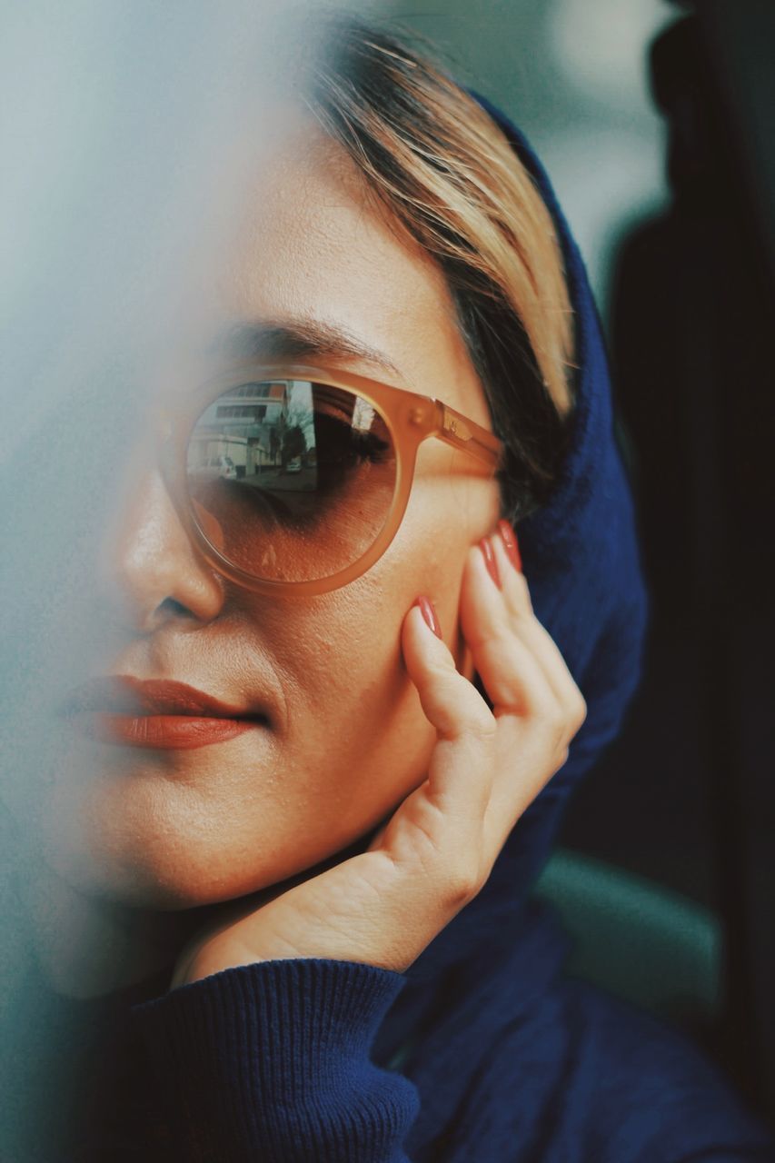 PORTRAIT OF WOMAN WITH SUNGLASSES