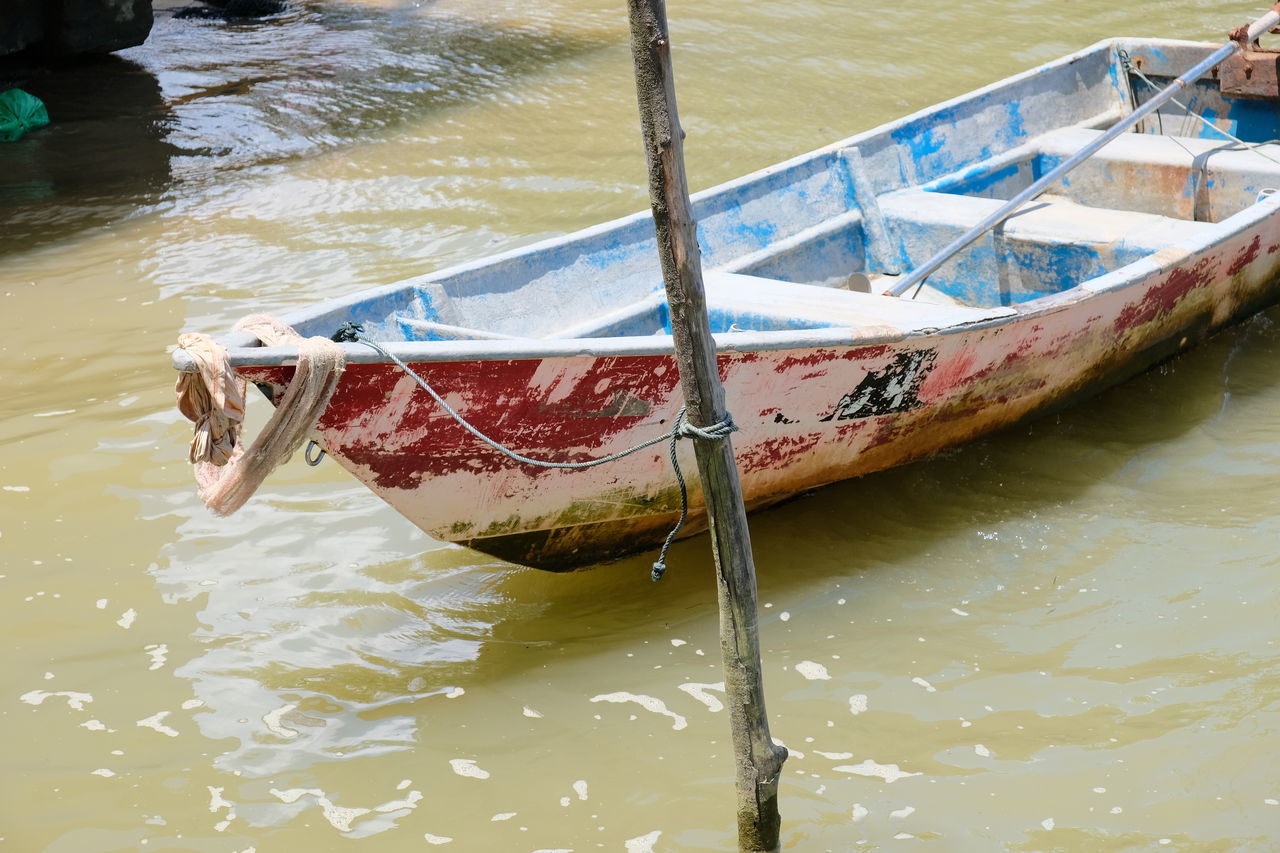 HIGH ANGLE VIEW OF BOAT IN LAKE