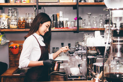 Woman standing in front of a cafe