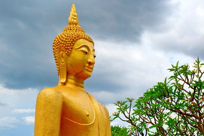 Statue of buddha against sky