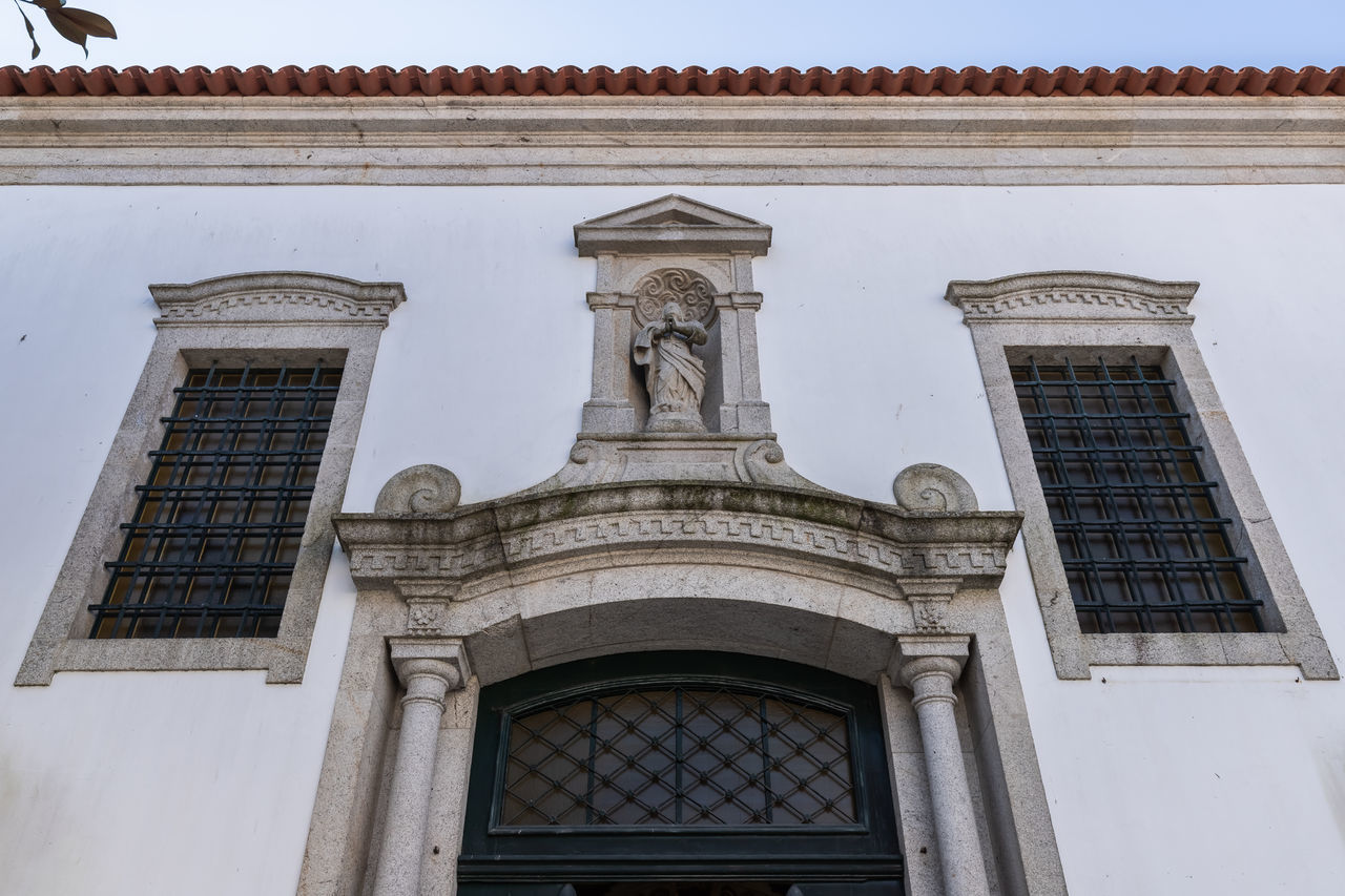 LOW ANGLE VIEW OF OLD BUILDING AGAINST SKY