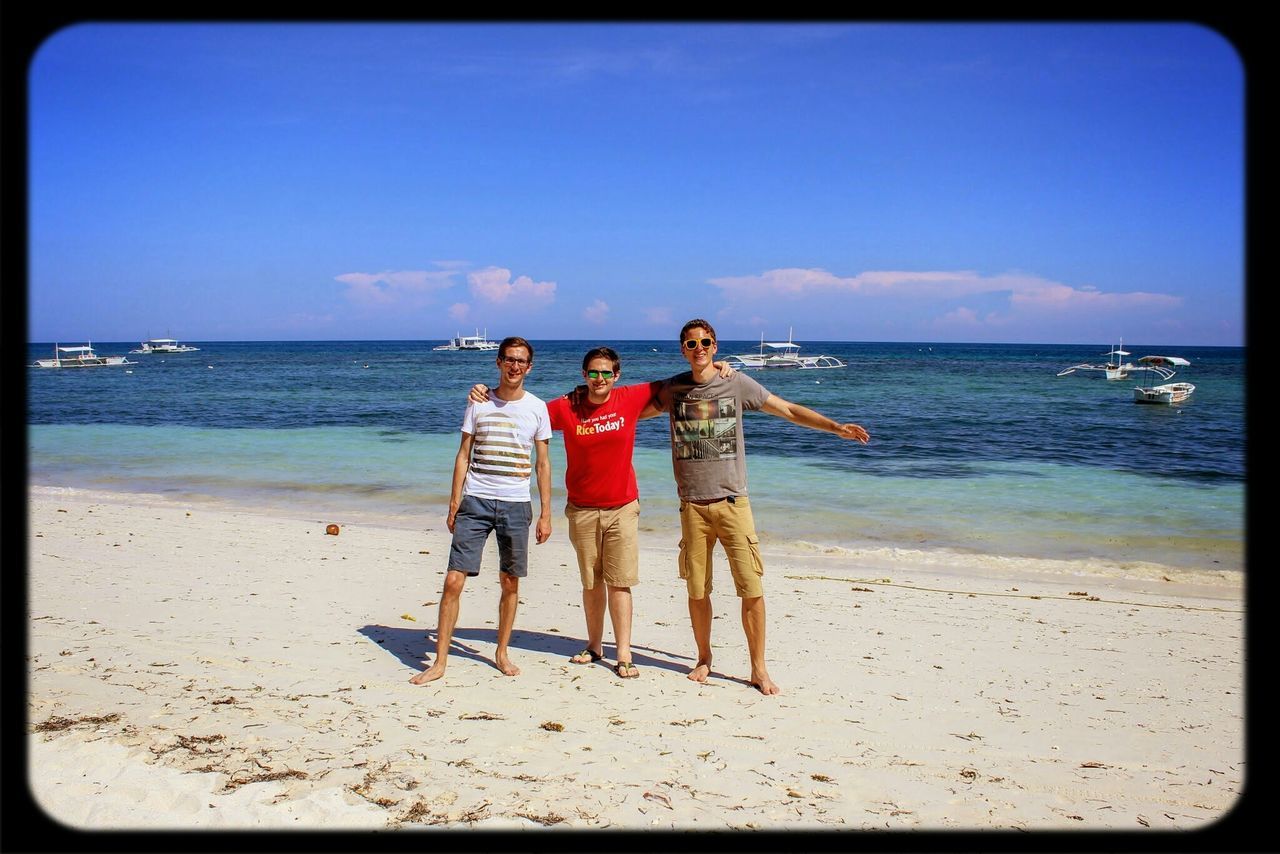 sea, horizon over water, beach, water, transfer print, leisure activity, lifestyles, full length, sky, shore, rear view, sand, vacations, togetherness, auto post production filter, men, casual clothing