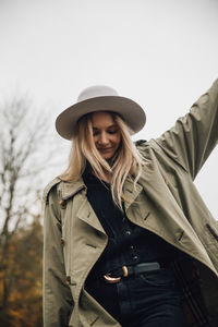 Portrait of a smiling young woman wearing hat