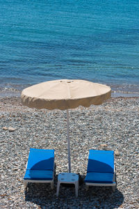 Sunbeds and umbrellas on the beach. seaside tropical resort