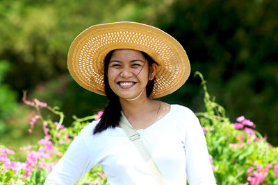 Portrait of smiling young woman wearing hat