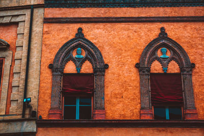 In bologna all buildings and streets are red and colonnade shaped.