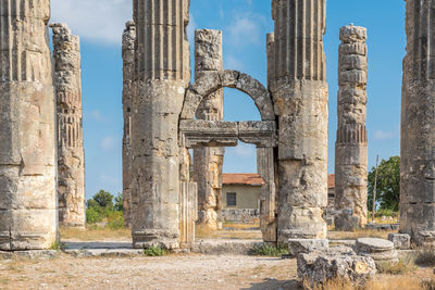 Old ruin building against sky