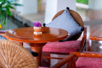 Flowers on table in coffee room for recreation.