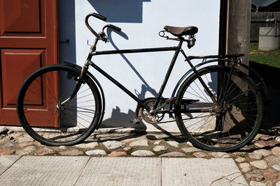 Bicycle parked on footpath