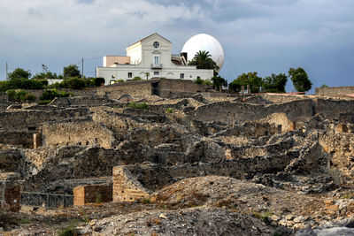 View of old ruin city against sky