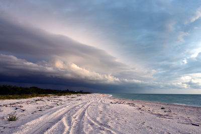 Stormy clouds over white sand beach in celestún, yucatán, méxico.