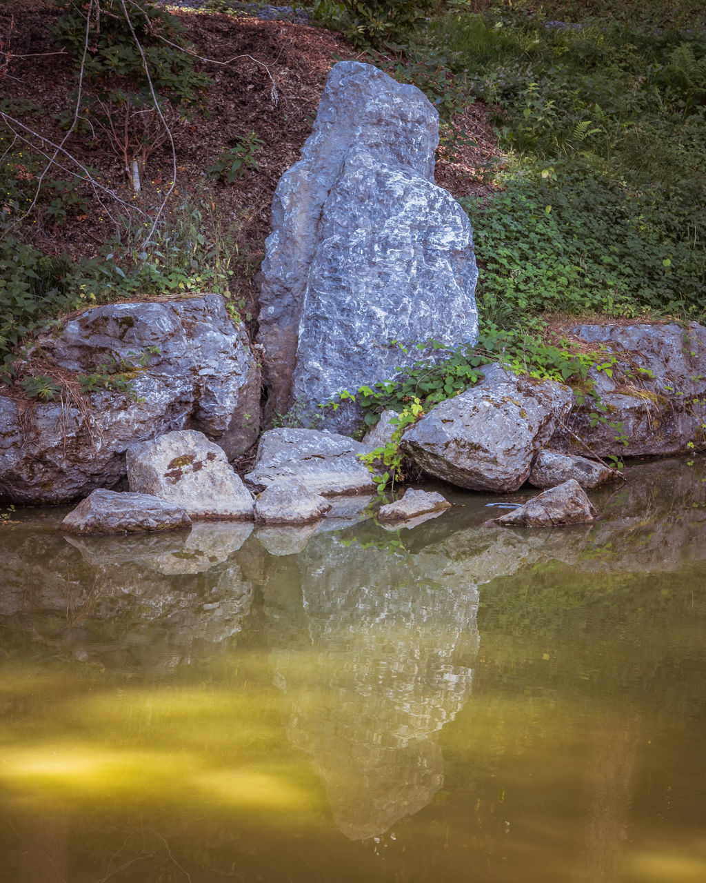 CLOSE-UP OF STONE STONES IN WATER