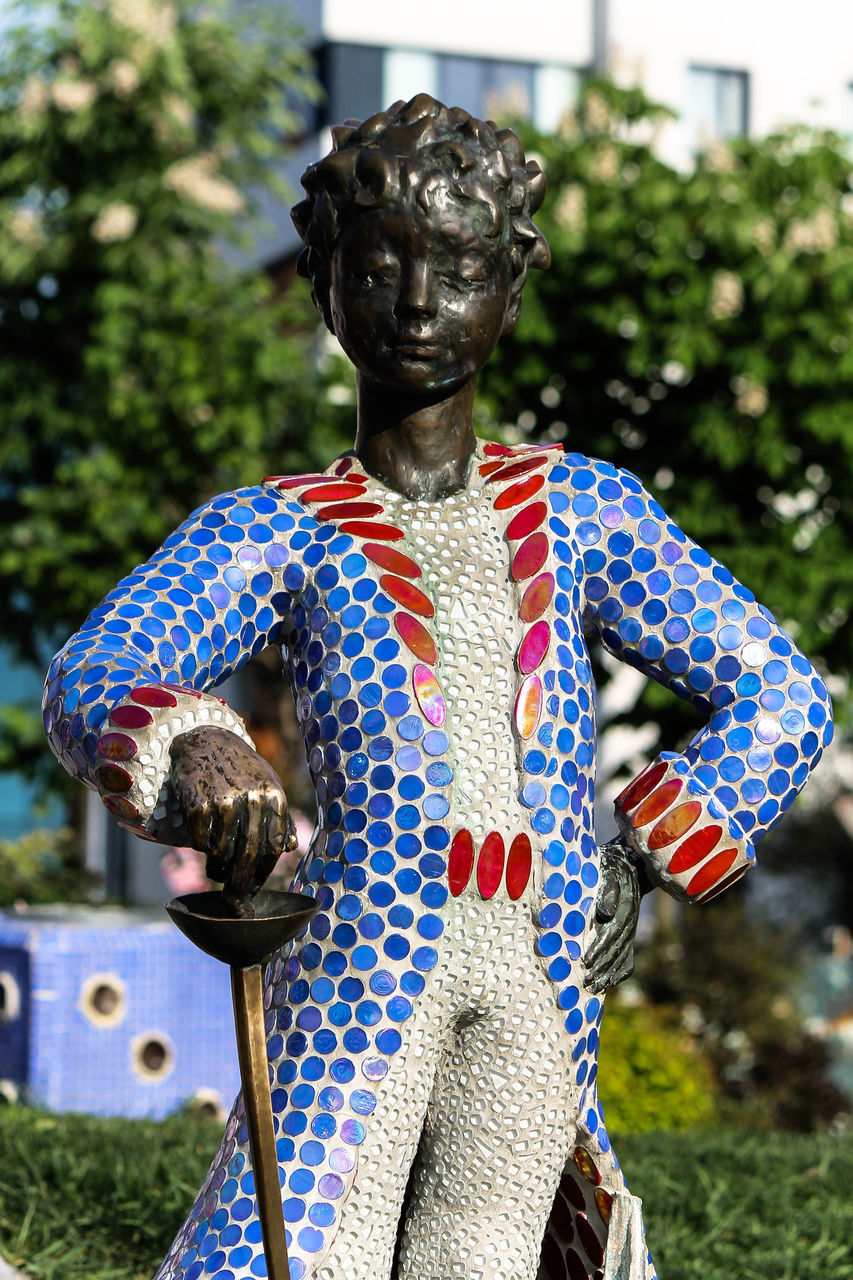 CLOSE-UP OF STATUE IN YARD