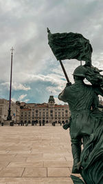 Statue of historical building against cloudy sky