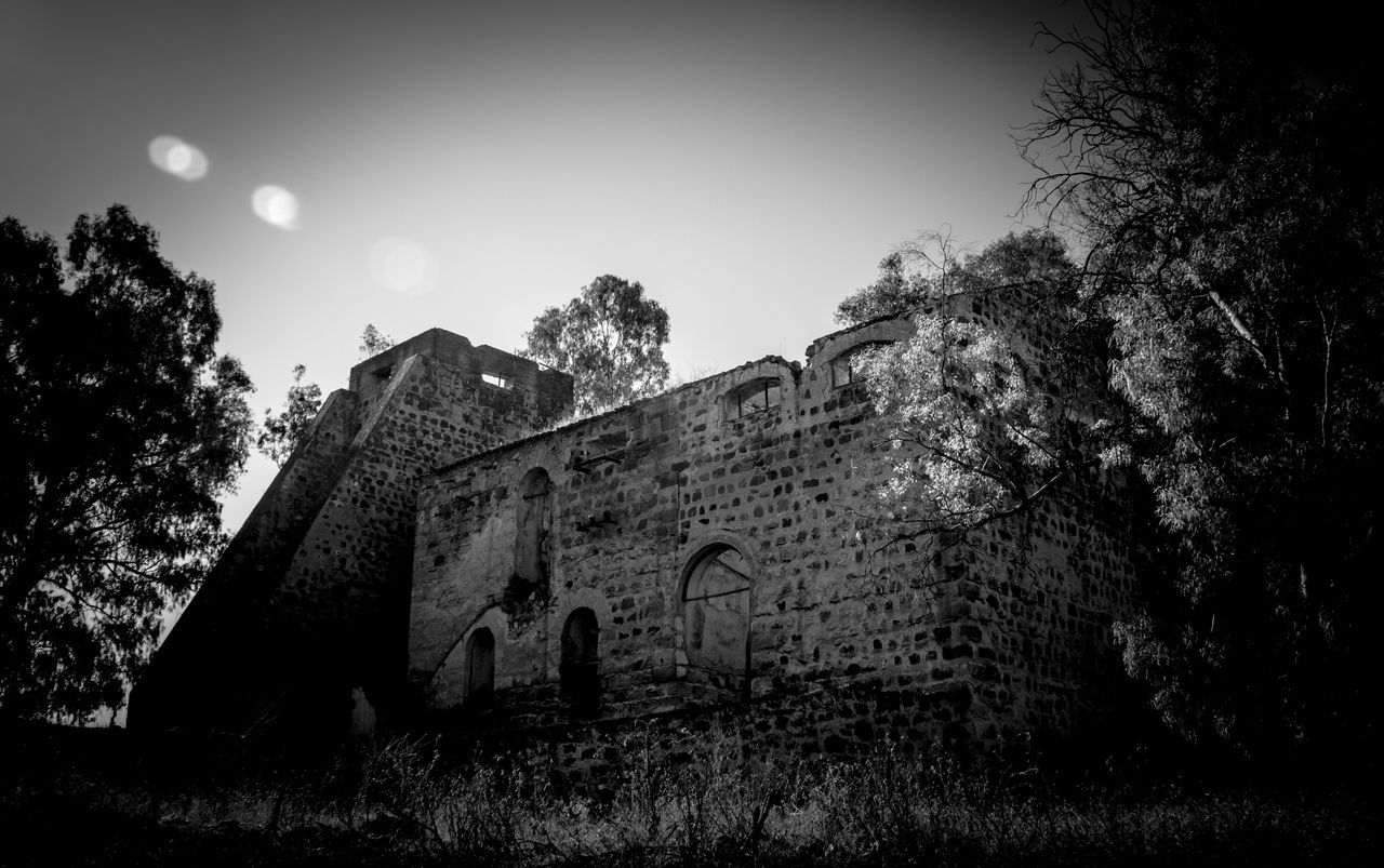 LOW ANGLE VIEW OF OLD HISTORIC BUILDING AGAINST CLEAR SKY