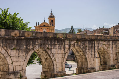 Arch bridge against sky