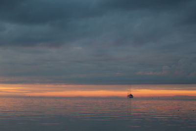 La più grande barca a vela moderna e un tramonto da sogno.