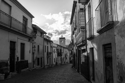 Narrow alley in city