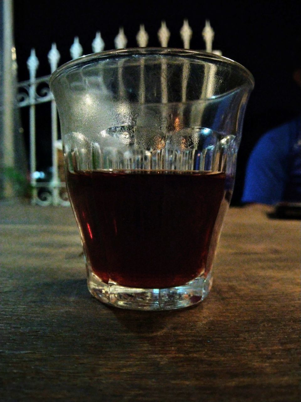 CLOSE-UP OF BEER IN GLASS