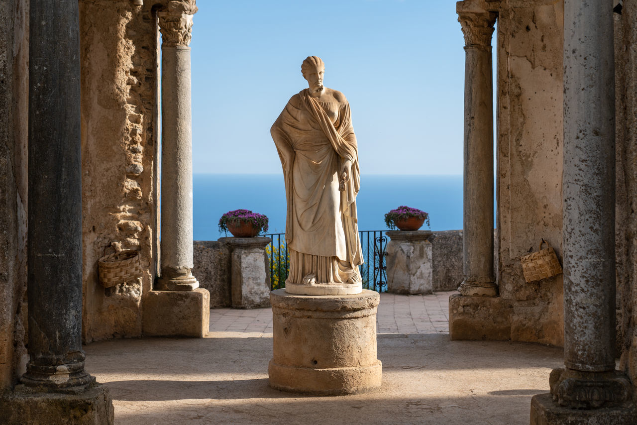 REAR VIEW OF STATUE AGAINST HISTORIC BUILDING AGAINST SKY