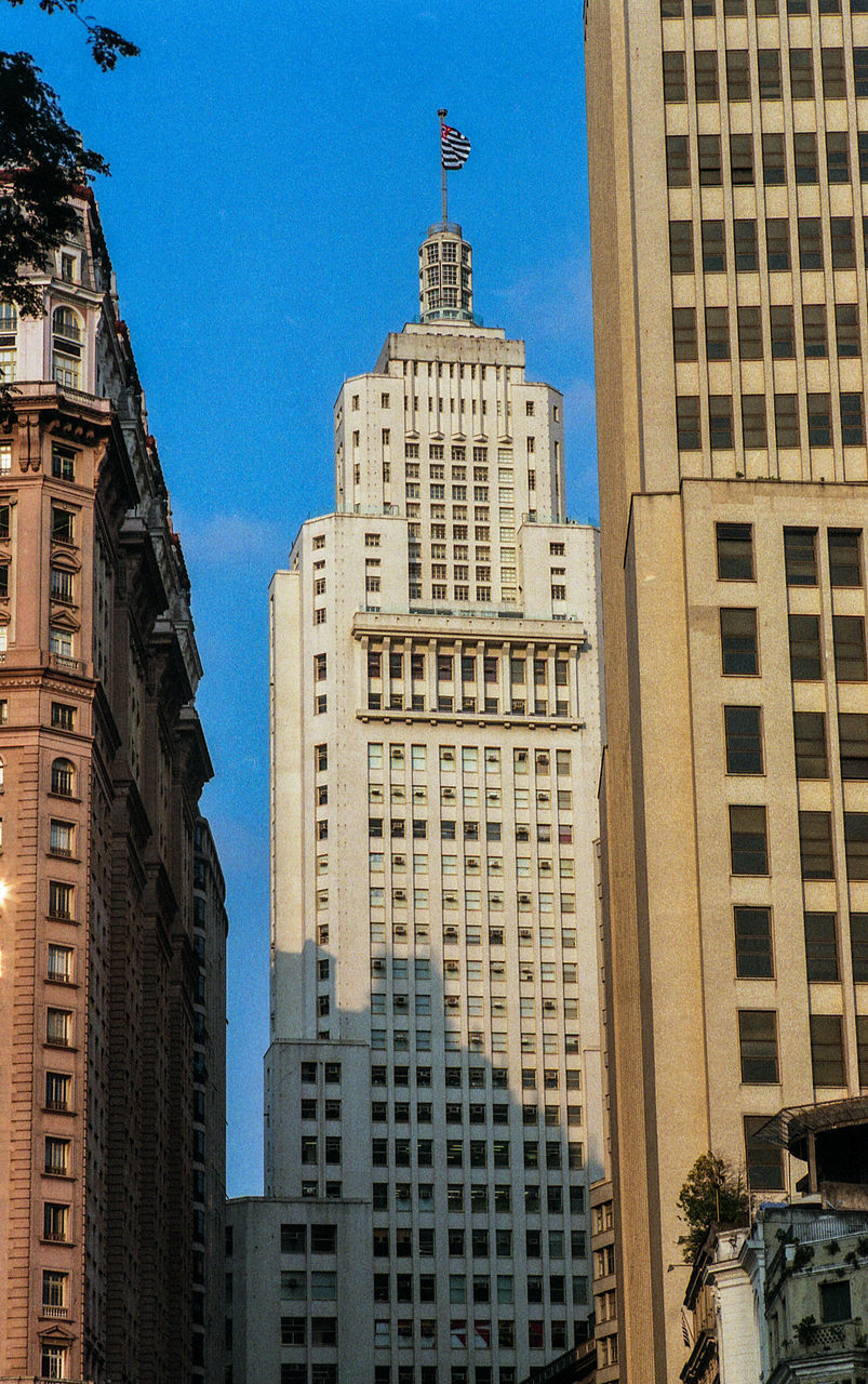 LOW ANGLE VIEW OF BUILDINGS AGAINST SKY