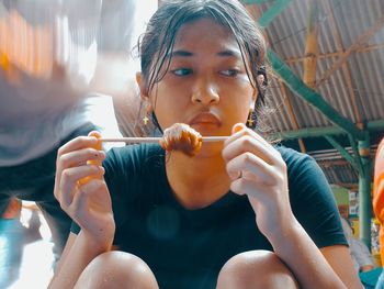 Eat meatballs after playing water while on vacation