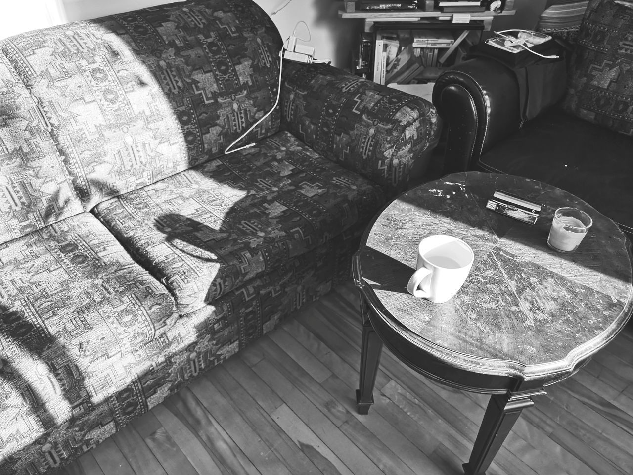 HIGH ANGLE VIEW OF EMPTY CHAIRS AND TABLE