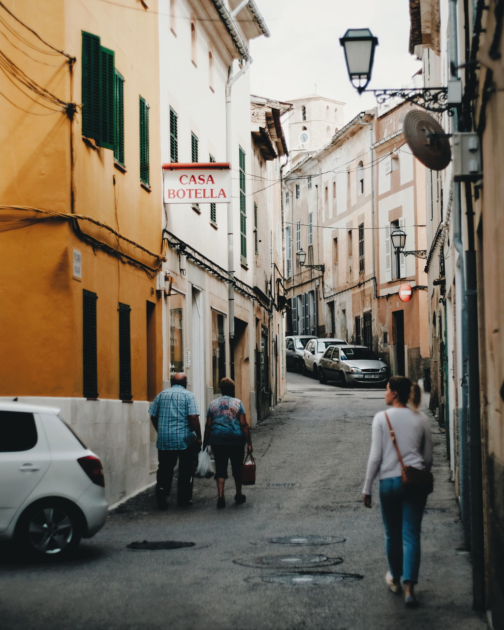 architecture, building exterior, built structure, street, residential building, real people, city, walking, transportation, outdoors, day, men