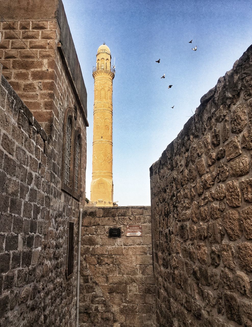 LOW ANGLE VIEW OF OLD BUILDING AGAINST SKY