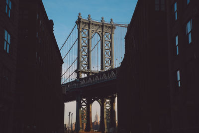 Low angle view of manhattan bridge 