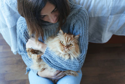 Full length of woman with cat