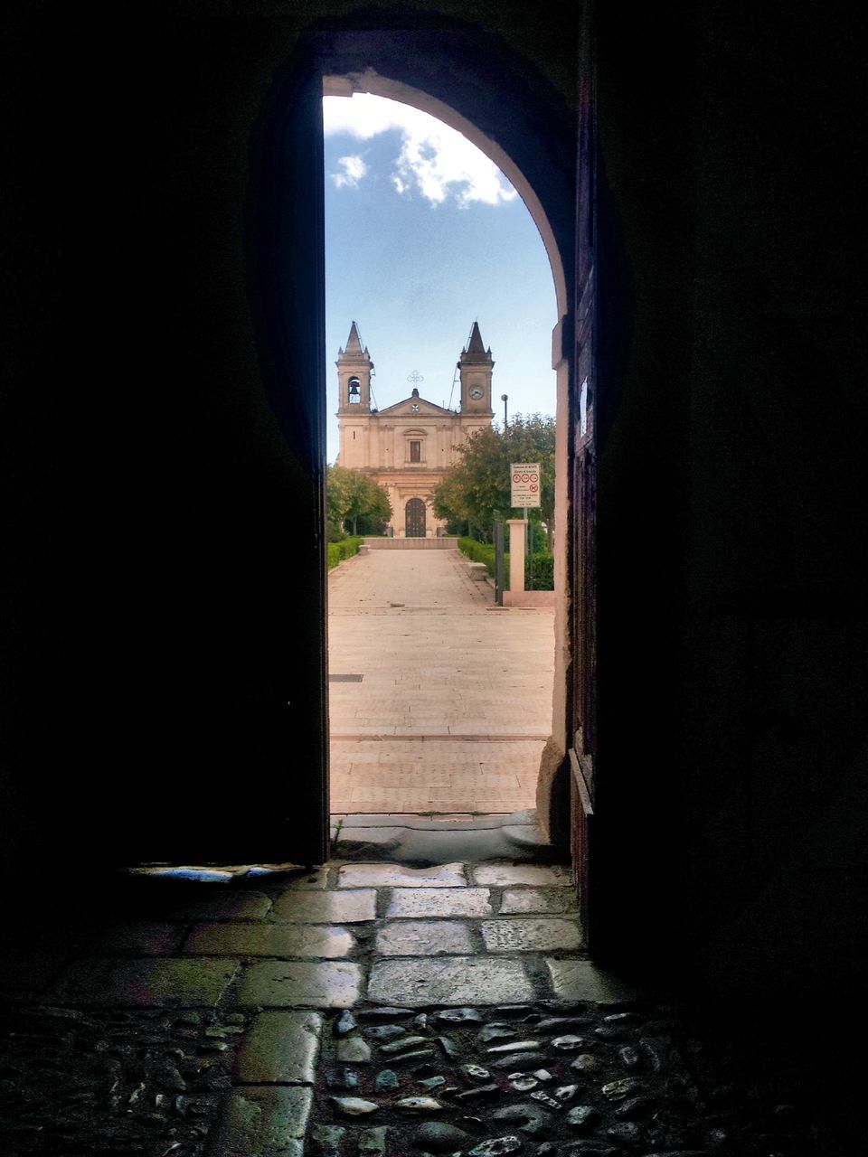 architecture, built structure, arch, building exterior, the way forward, archway, sky, history, entrance, indoors, stone wall, cobblestone, leading, day, walkway, wall - building feature, narrow, building, pathway, arched