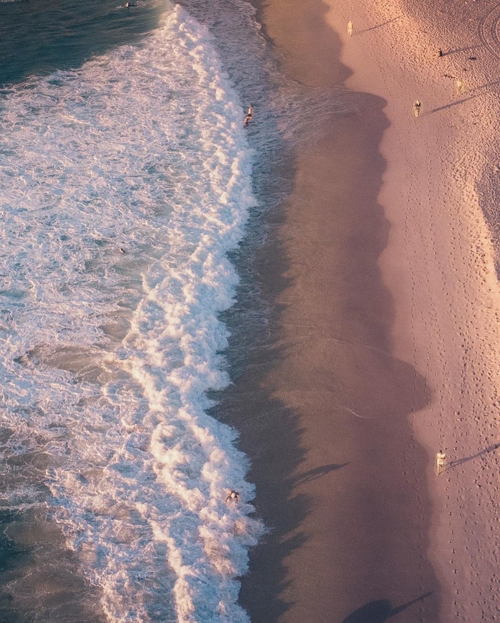 HIGH ANGLE VIEW OF SAND ON BEACH