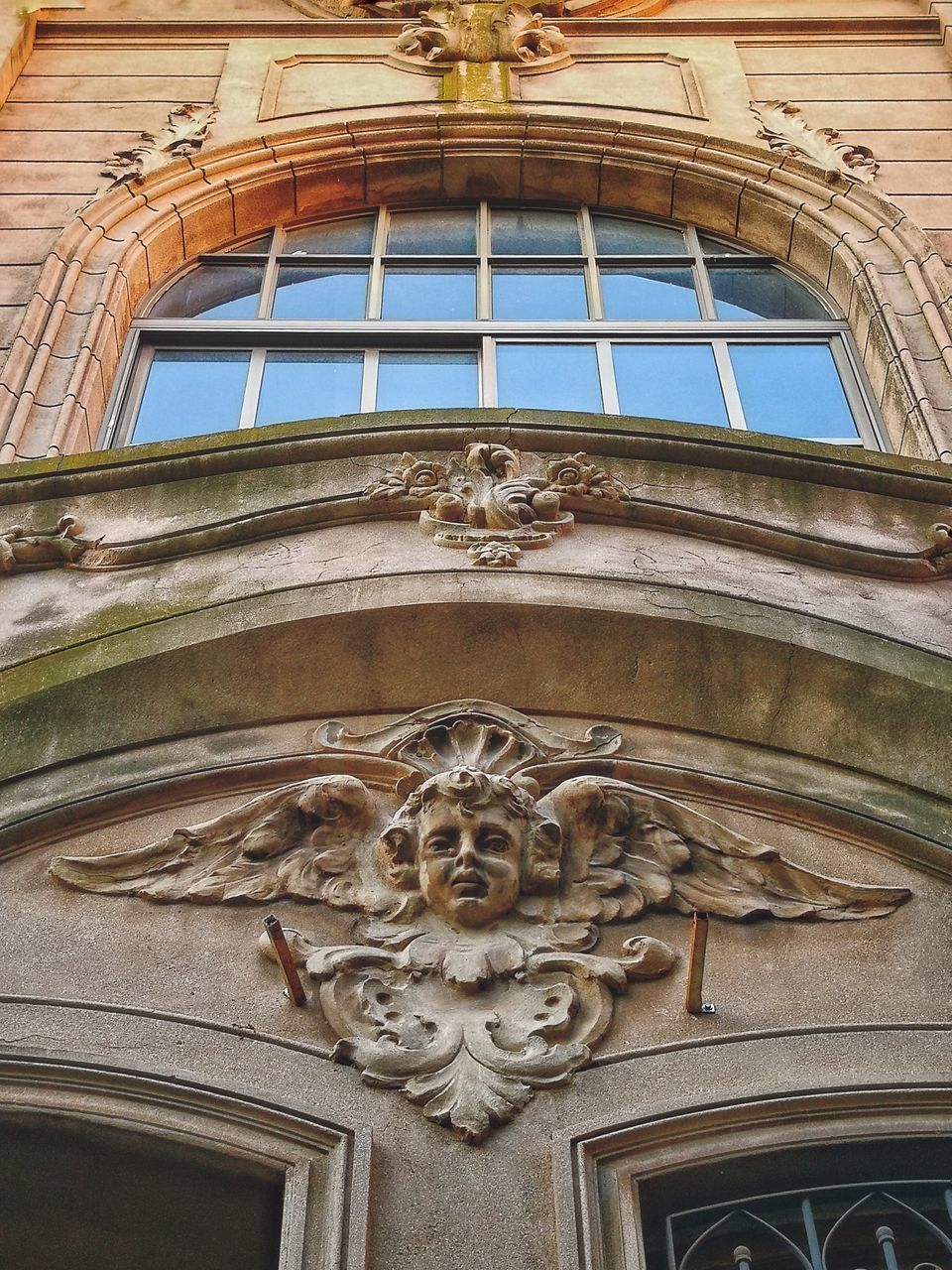 LOW ANGLE VIEW OF ANGEL SCULPTURE AGAINST BUILDING