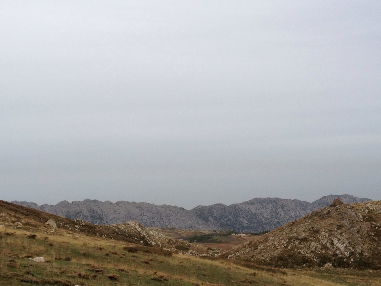 mountain, landscape, tranquil scene, tranquility, scenics, mountain range, beauty in nature, copy space, nature, sky, non-urban scene, remote, hill, horizon over land, clear sky, idyllic, day, outdoors, no people