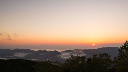 A sunset sky overlooking the sea of clouds.