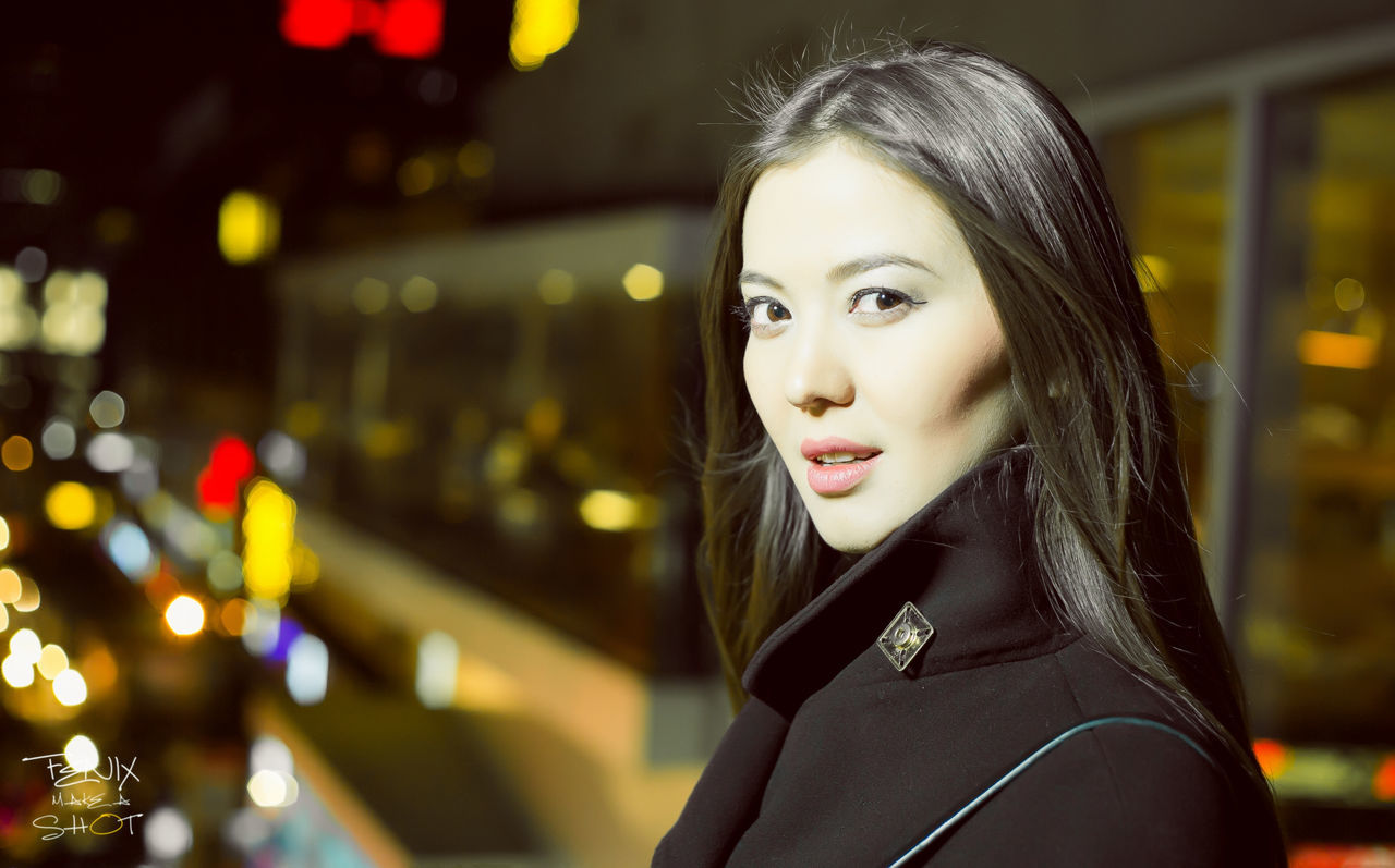 young adult, lifestyles, portrait, looking at camera, person, focus on foreground, young women, front view, casual clothing, leisure activity, headshot, smiling, head and shoulders, illuminated, night, standing