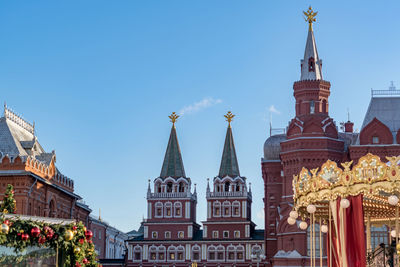 Moscow, russia - the voskresenskie gate and christmas decorated tree in a dusk. 