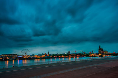 Storm clouds over cologne. panoramic view of cologne cathedral. germany.