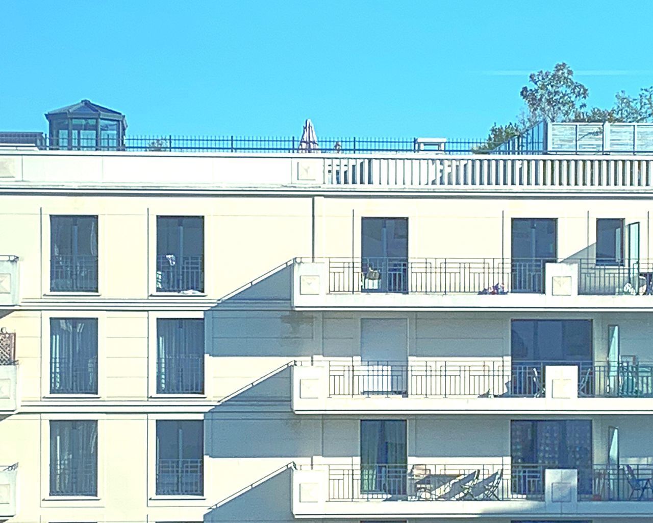 LOW ANGLE VIEW OF BUILDINGS AGAINST CLEAR SKY