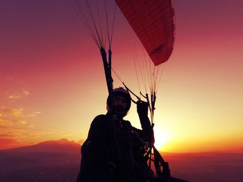 Man paragliding against sky