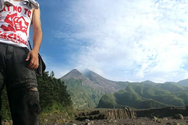 mountain, sky, lifestyles, leisure activity, landscape, mountain range, cloud - sky, casual clothing, standing, scenics, tranquil scene, tranquility, men, nature, cloud, beauty in nature, non-urban scene, person