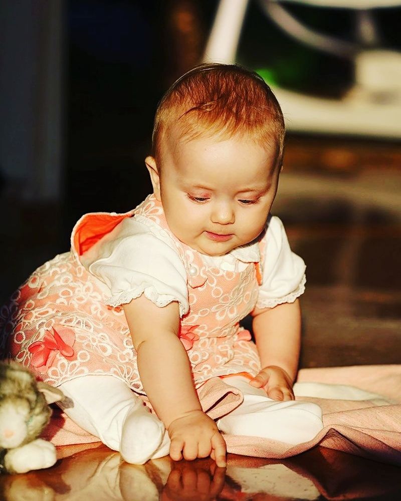 child, childhood, real people, sitting, one person, innocence, baby, babyhood, cute, young, toddler, front view, lifestyles, indoors, looking, casual clothing, clothing