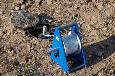 Measurement of the groundwater level in an underfloor level with an acoustic light plumb bob.